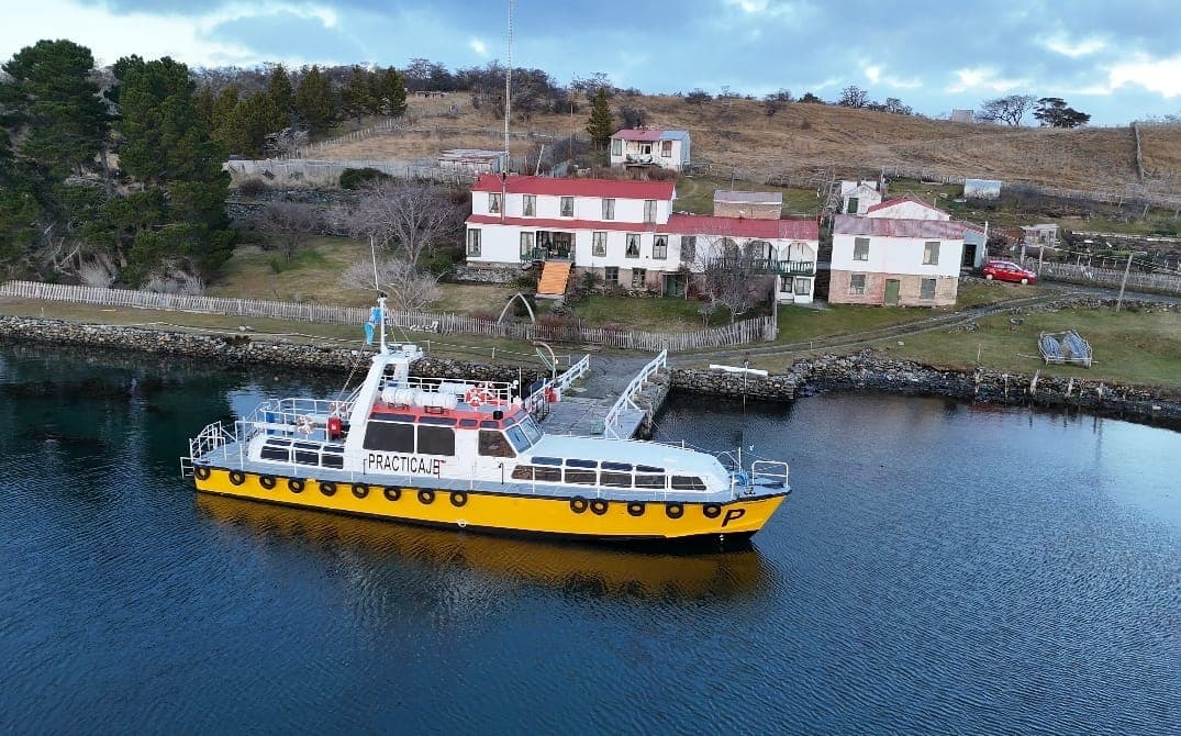 Buque operando en aguas frías